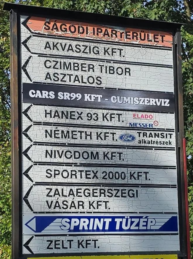 A Ságodi Iparterület útbaigazító táblája, rajta a „CARS SR99 KFT – GUMISZERVIZ” felirat